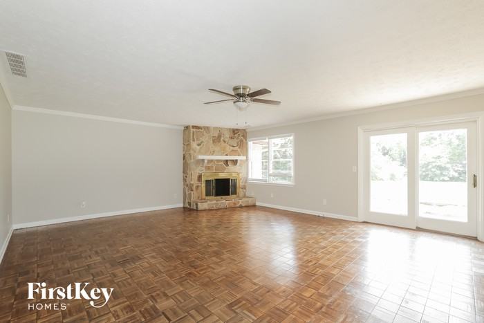 2283 Country Club Dr Se - Photo 3 of 15
