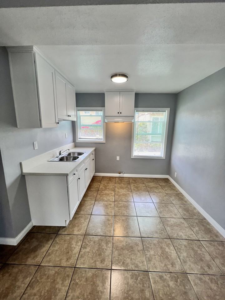 10957 California Avenue - Photo 2 of 6
