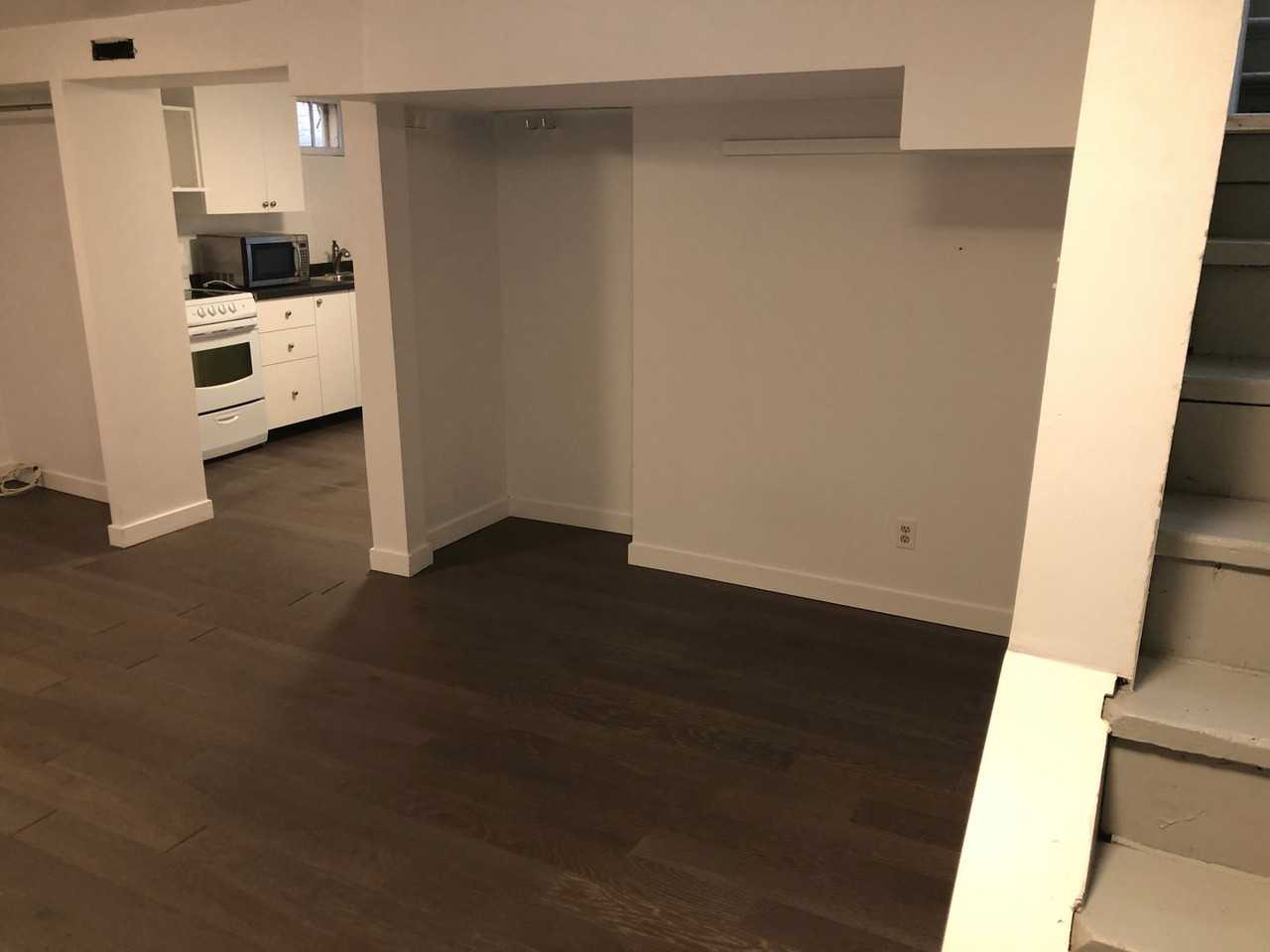 Bachelor Suite In City Park - Photo 3 of 14