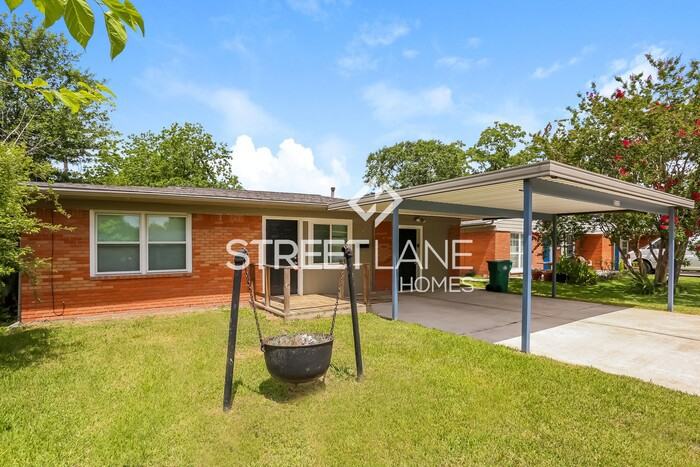 2112 Dewberry Ln - Photo 2 of 15