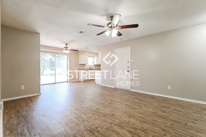 401 Pecan St - Photo 2 of 15