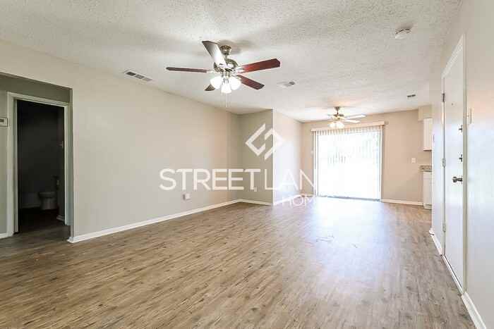 401 Pecan St - Photo 3 of 15