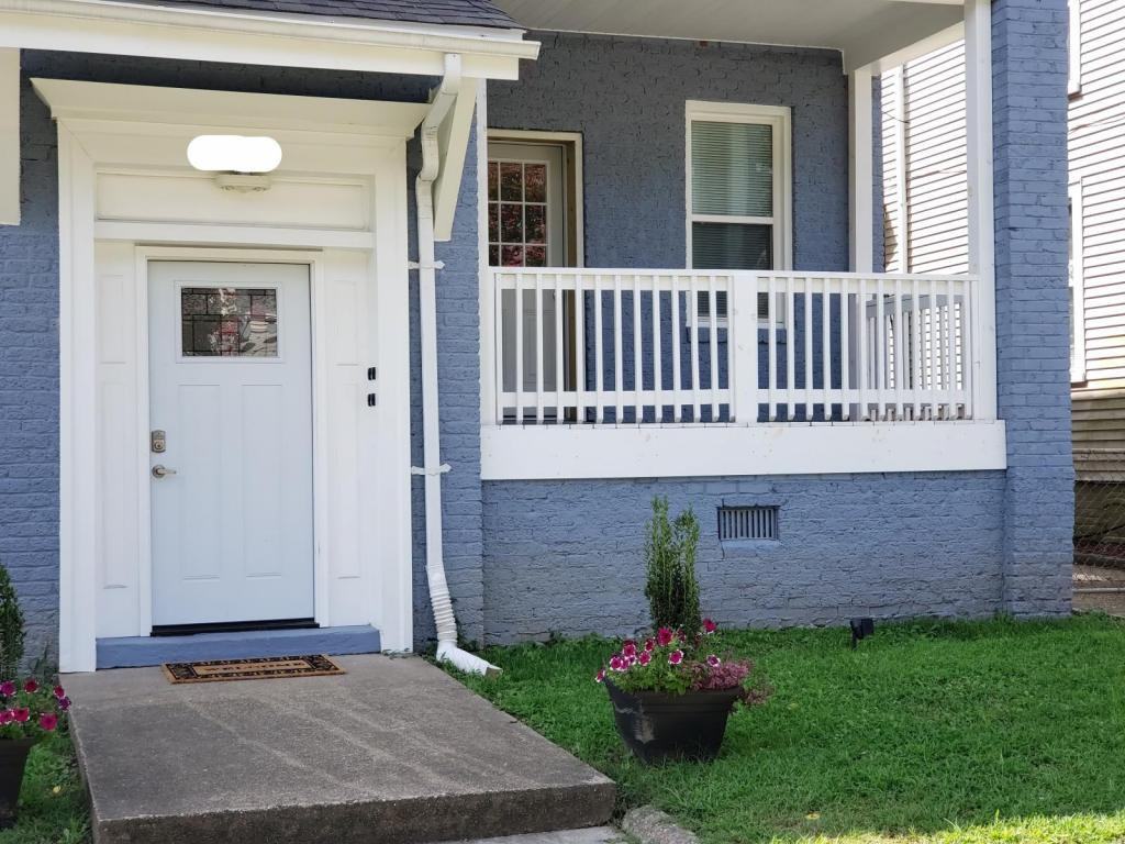 529 W 37th St - Photo 2 of 50