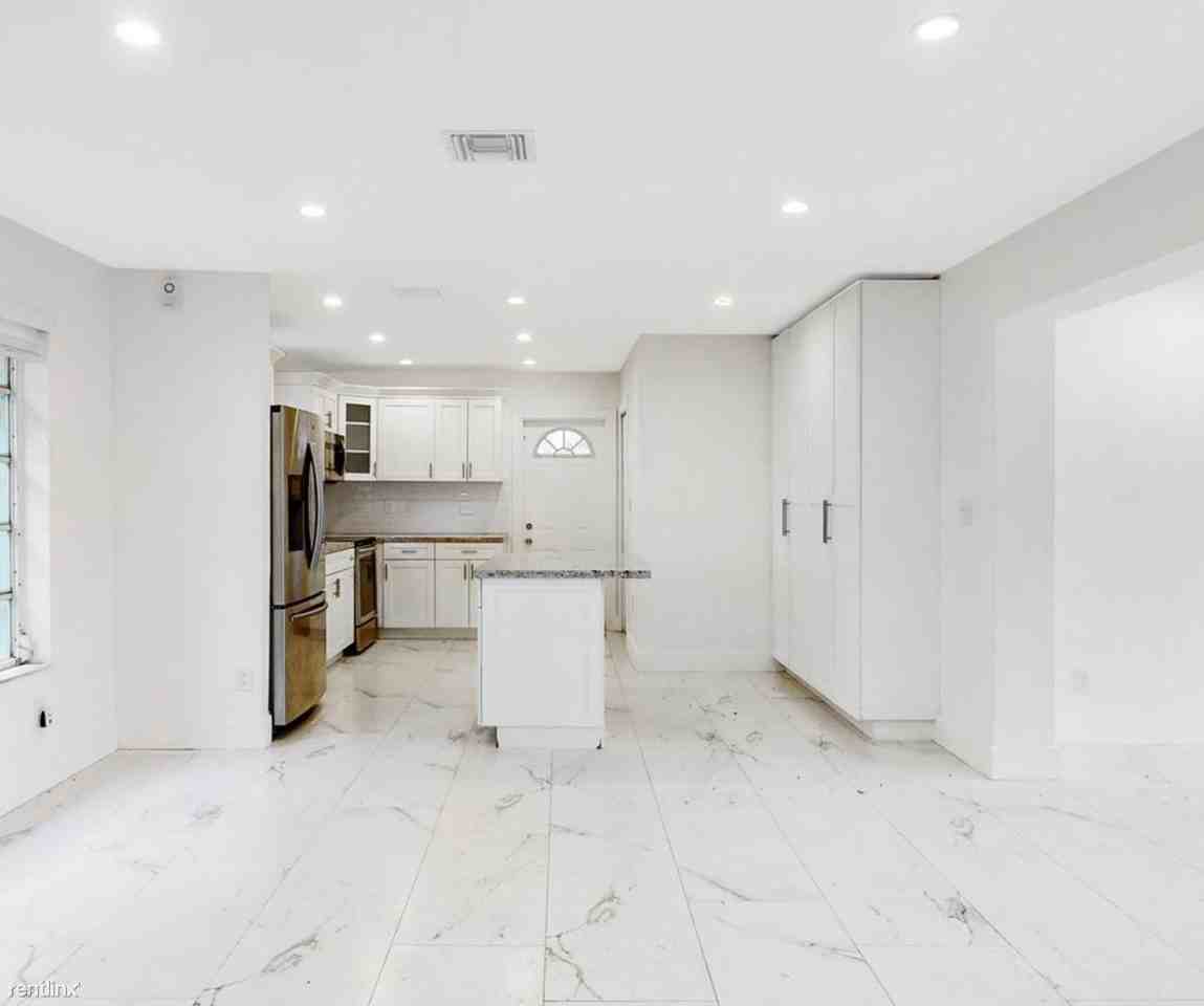 7961 Nw 175th St - Photo 3 of 8