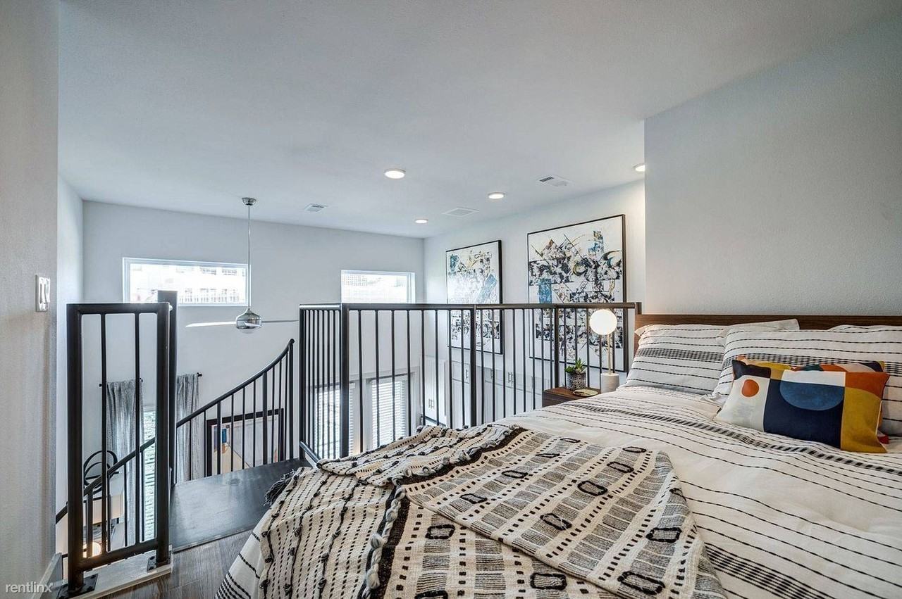 303 Red River St - Photo 2 of 12