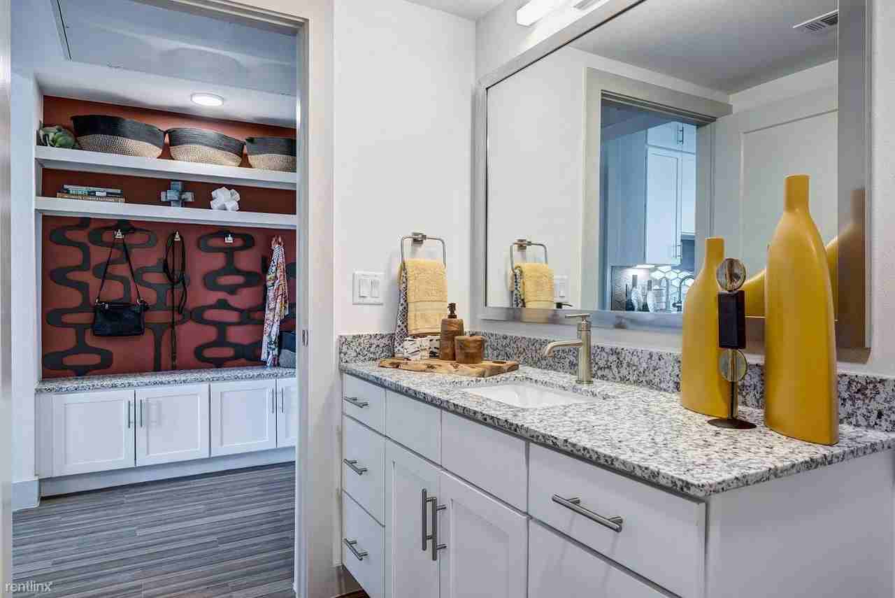 303 Red River St - Photo 3 of 12