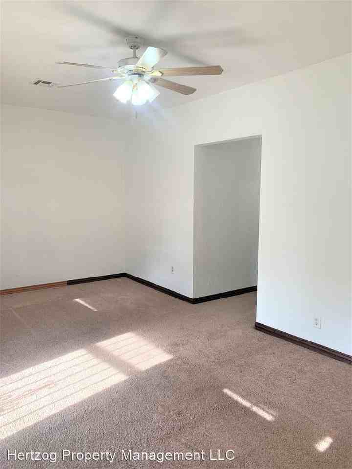 820 N Elm St - Photo 2 of 21