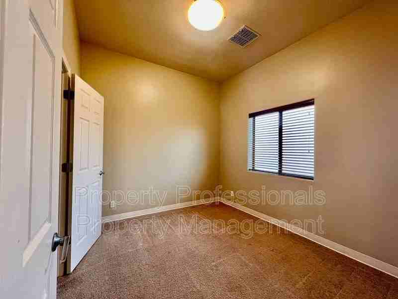 718 Main St - Photo 3 of 9