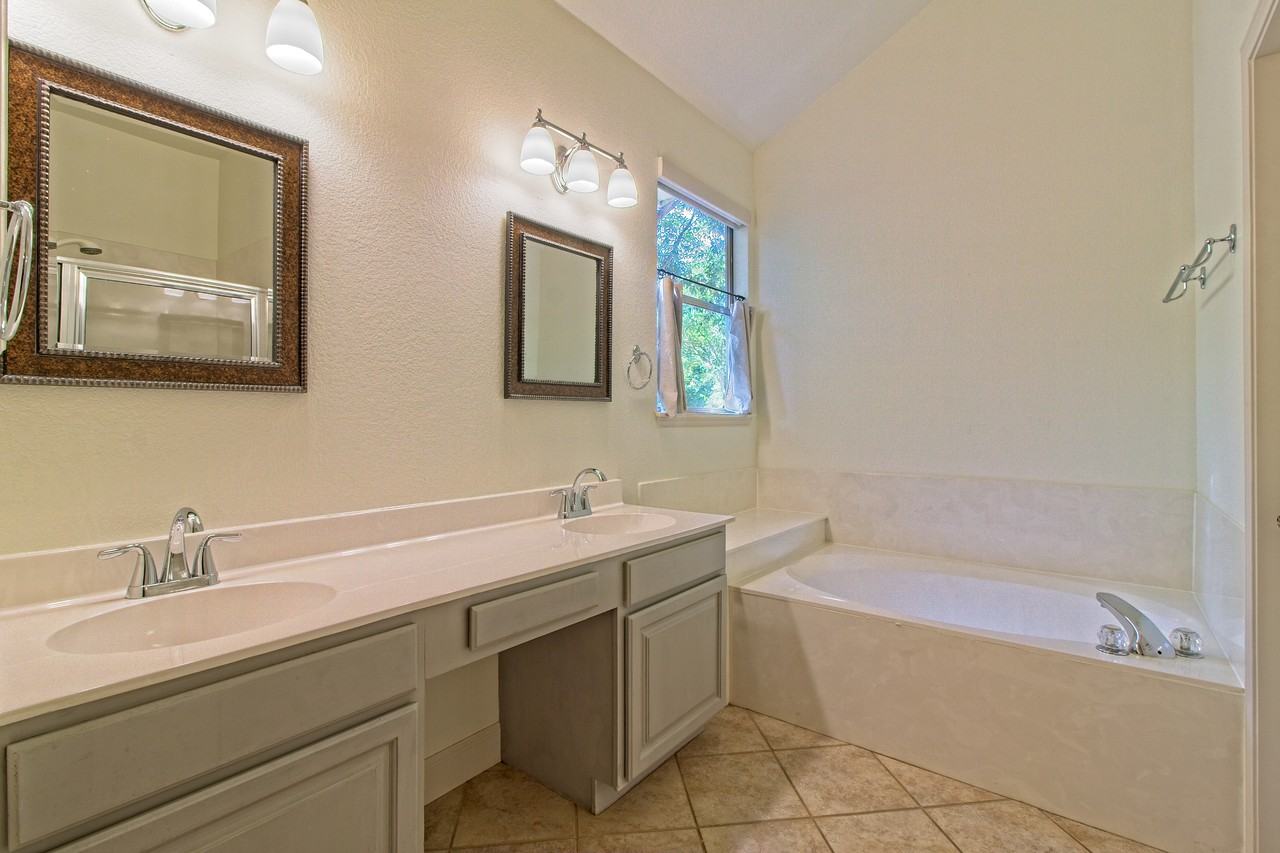 301 Derby Ln - Photo 3 of 5