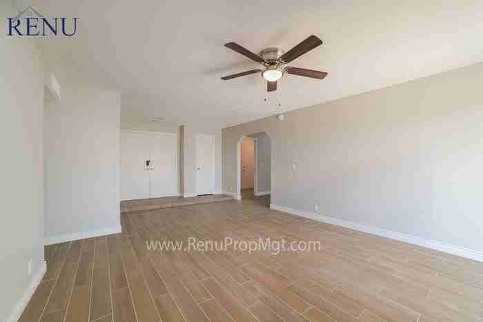 7419 W Hatcher Rd - Photo 3 of 17