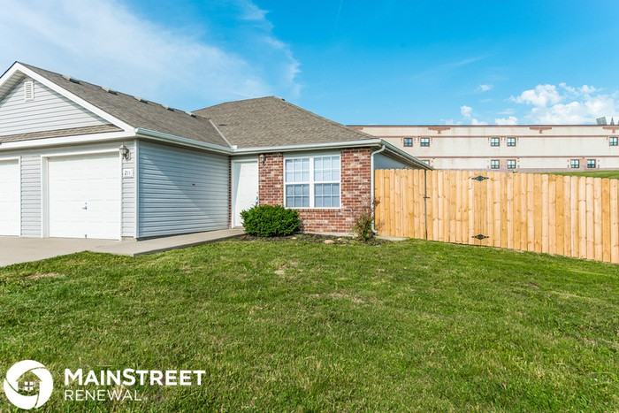 211 Palmer Ct - Photo 2 of 16