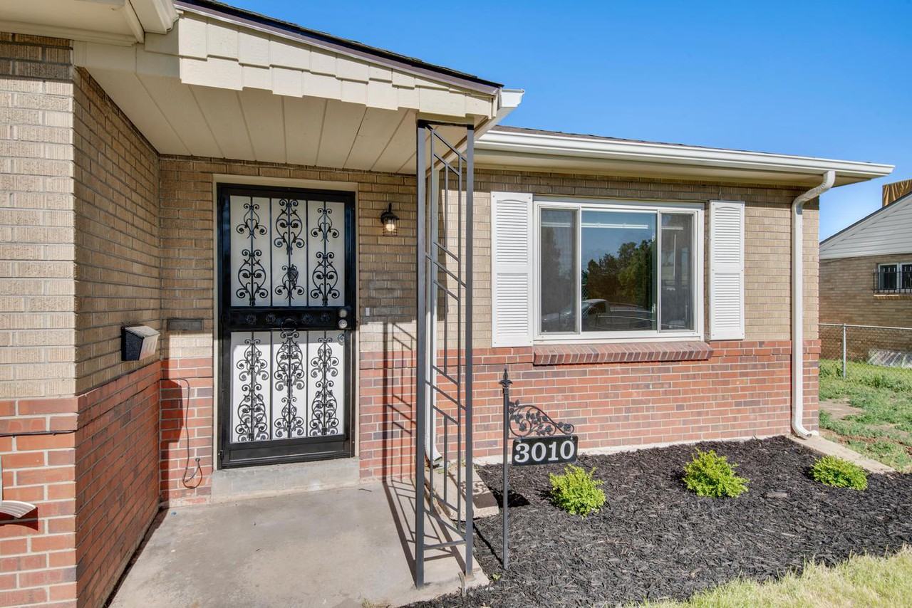 3010 Locust St - Photo 2 of 18