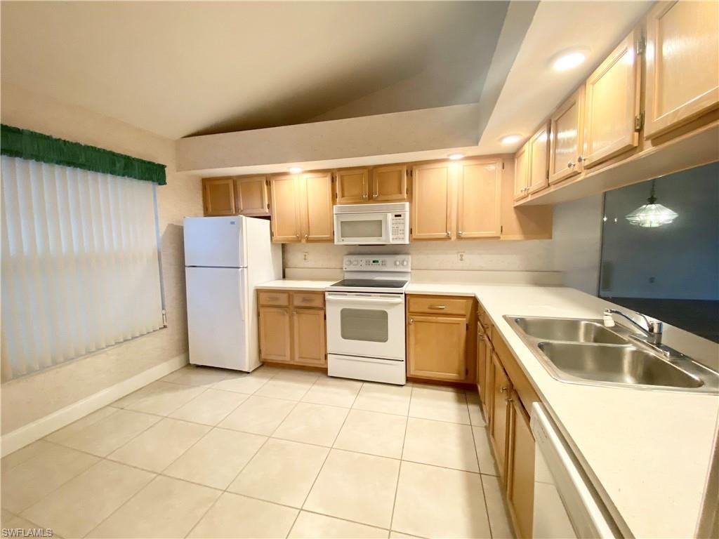 1427 Sw 47th Ter - Photo 4 of 32