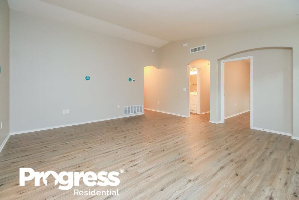 1610 W Houchin Way - Photo 3 of 16