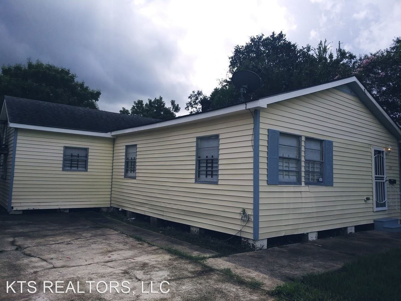 1015 Egania St - Photo 3 of 20