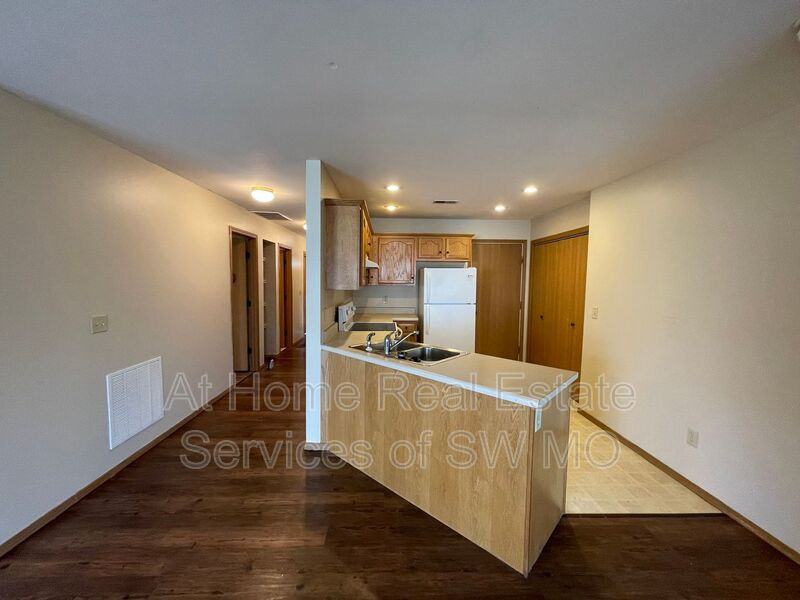 1136 S Clifton Ave - Photo 4 of 11