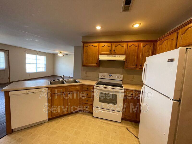 1136 S Clifton Ave - Photo 5 of 11