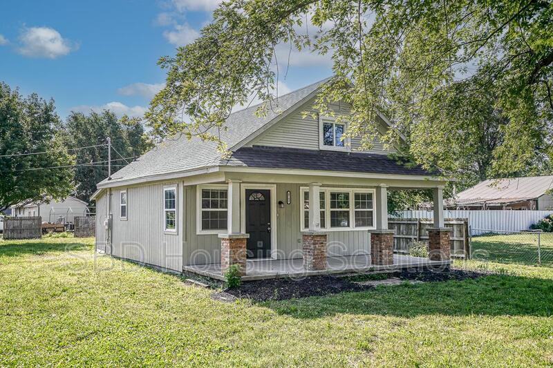 4709 N Main St - Photo 2 of 18