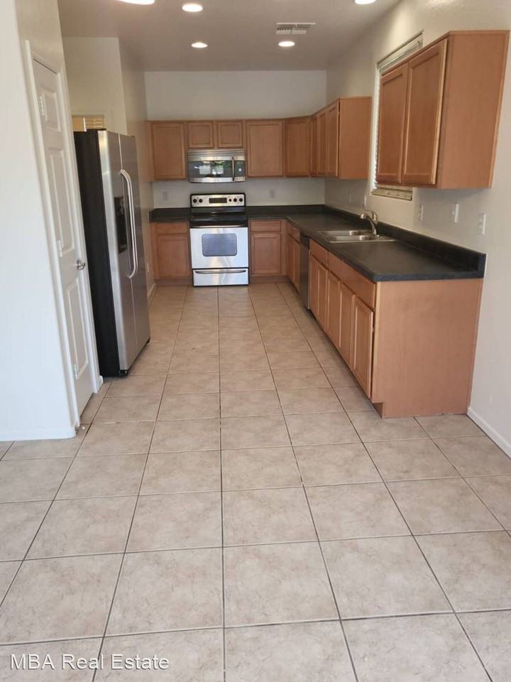 1327 E Weatherby Way - Photo 2 of 17