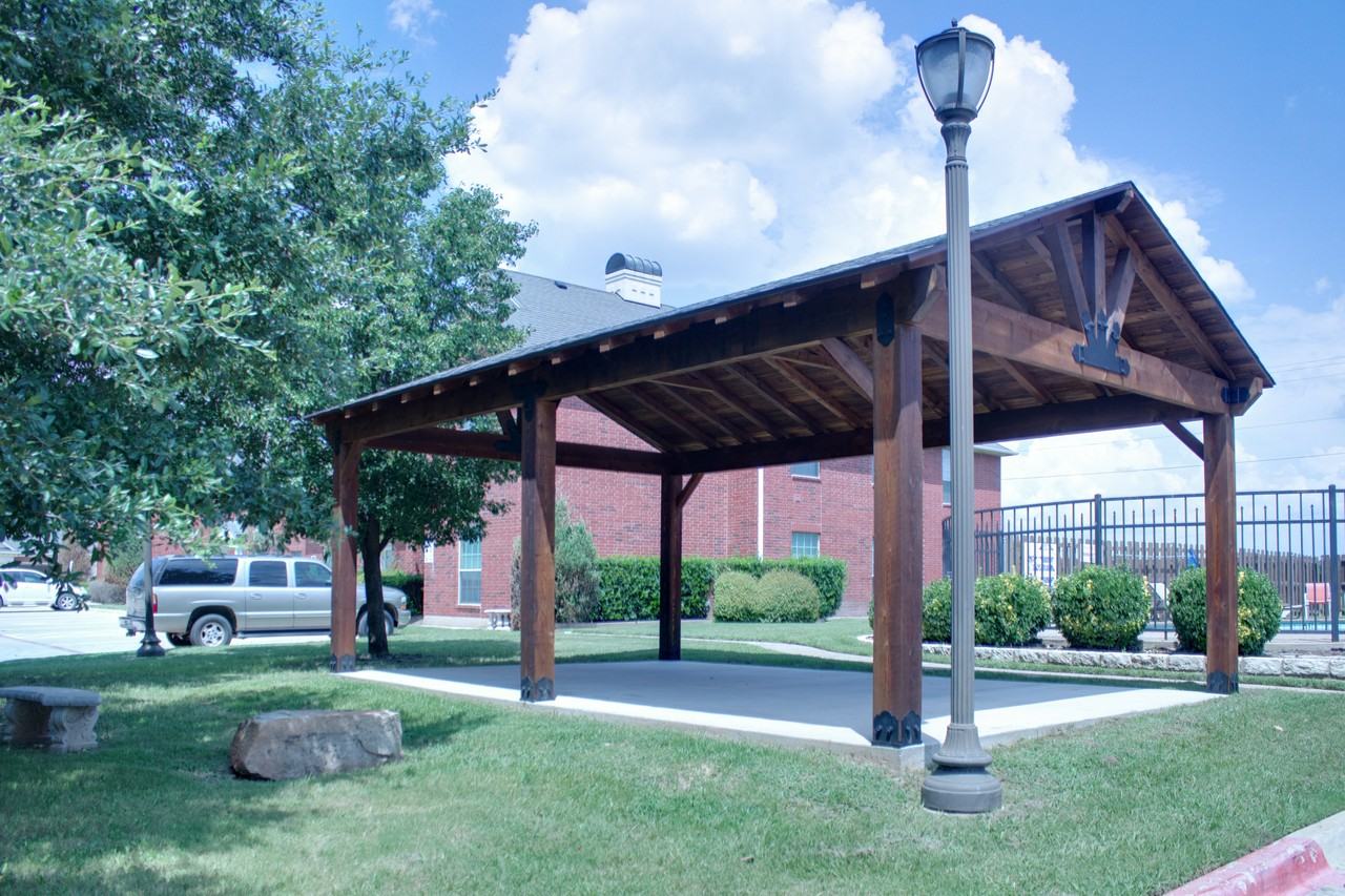 1701 Edgewood Dr - Photo 2 of 5