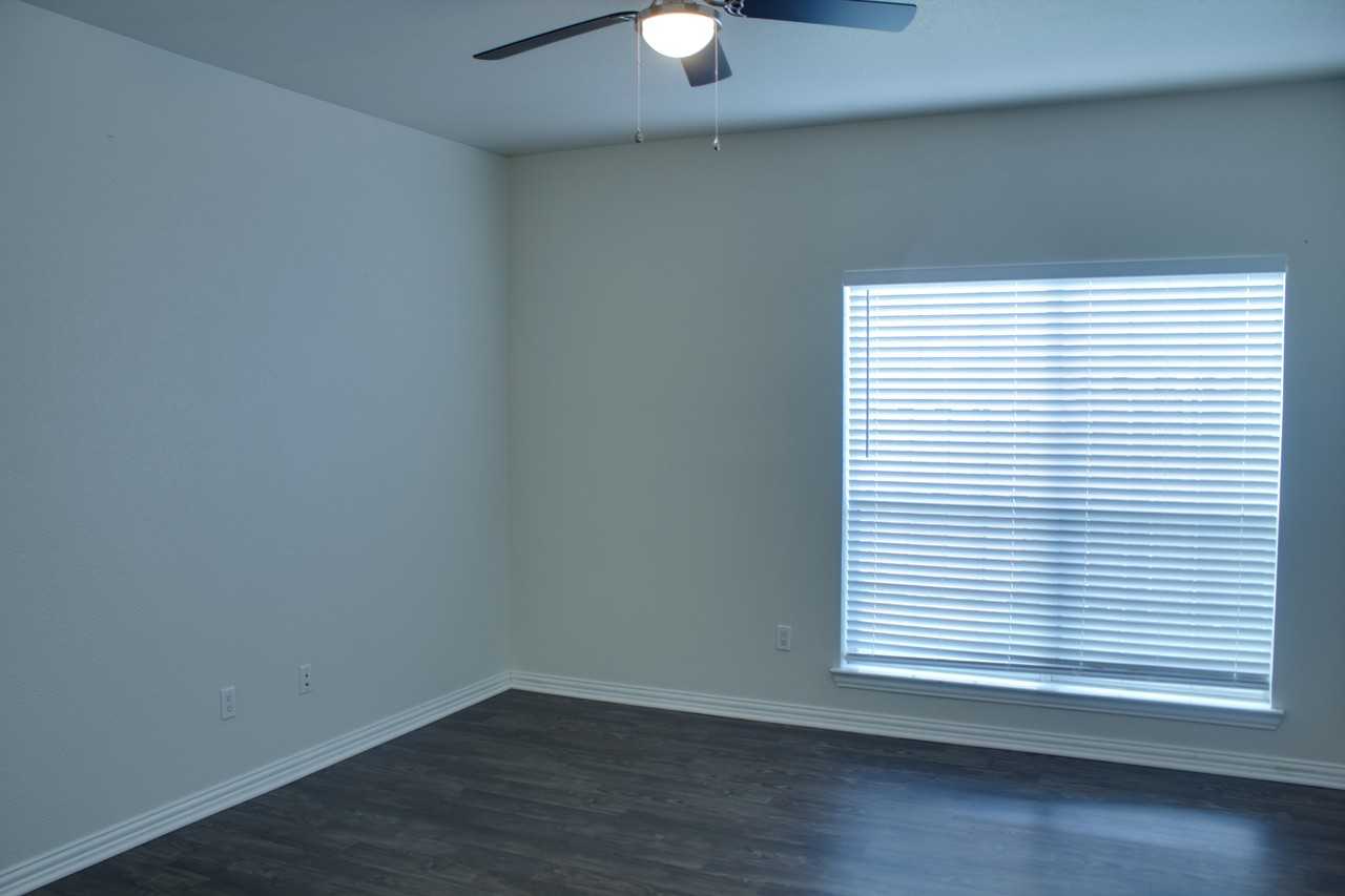 1701 Edgewood Dr - Photo 3 of 5