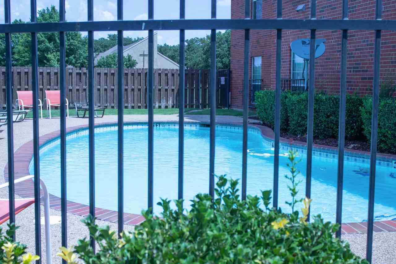 1801 Edgewood Dr - Photo 3 of 7