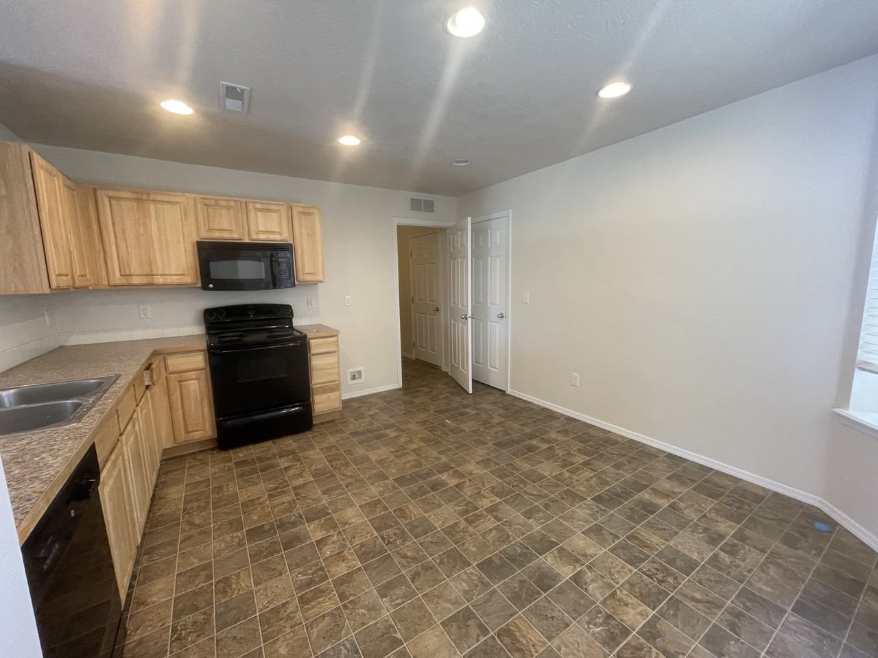 16220 Plow Ave - Photo 4 of 9