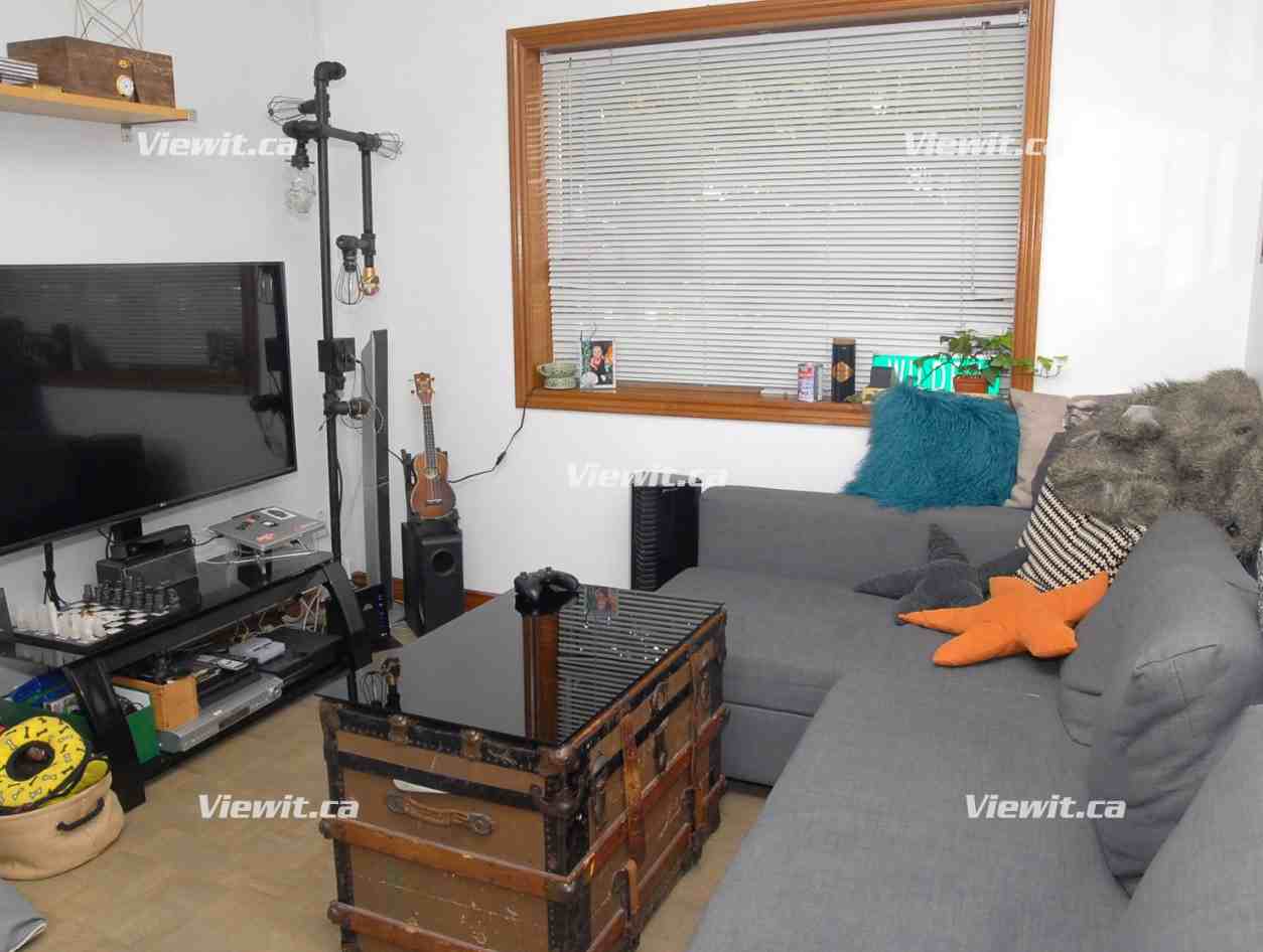 1065 Shaw St - Photo 2 of 9