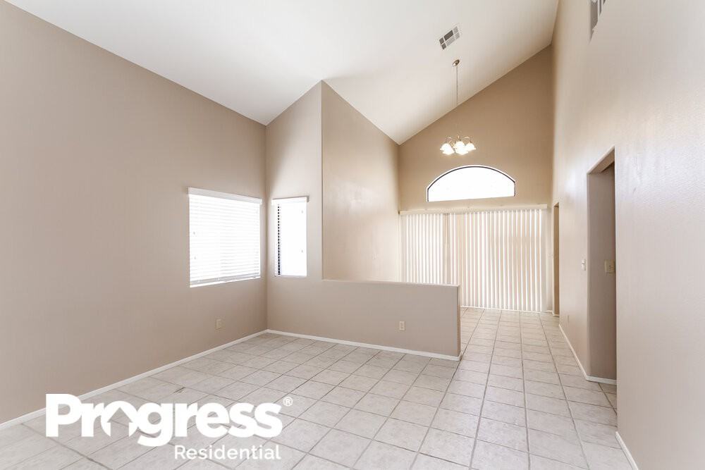 131 Monteen Dr - Photo 4 of 15