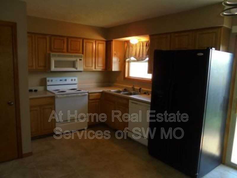 3724 W Ridgeway St - Photo 3 of 10