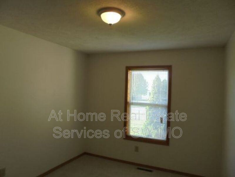 3724 W Ridgeway St - Photo 7 of 10
