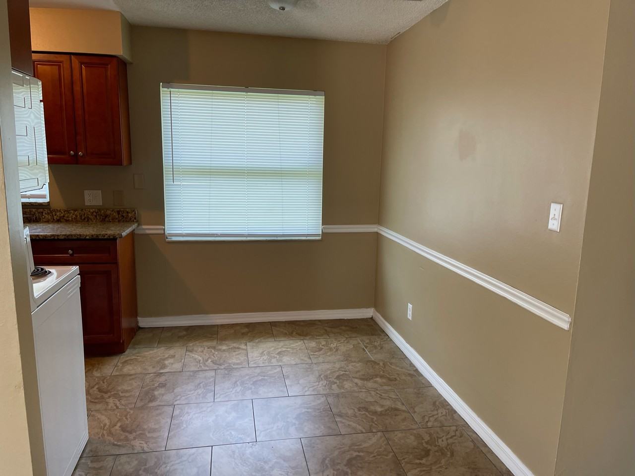 2422 S Lake Ave #B - Photo 2 of 10