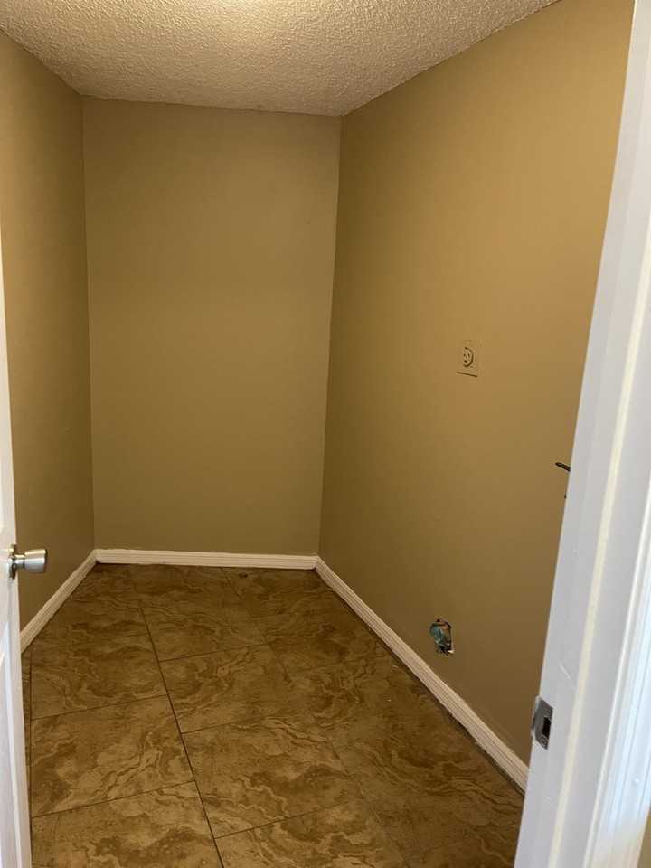 2422 S Lake Ave #B - Photo 4 of 10