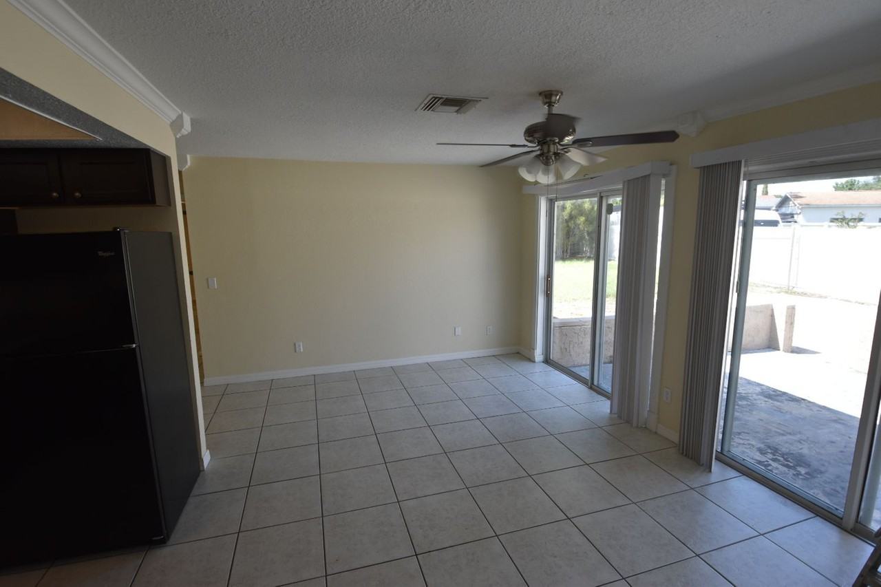 405 S Hawthorn Cir - Photo 2 of 7