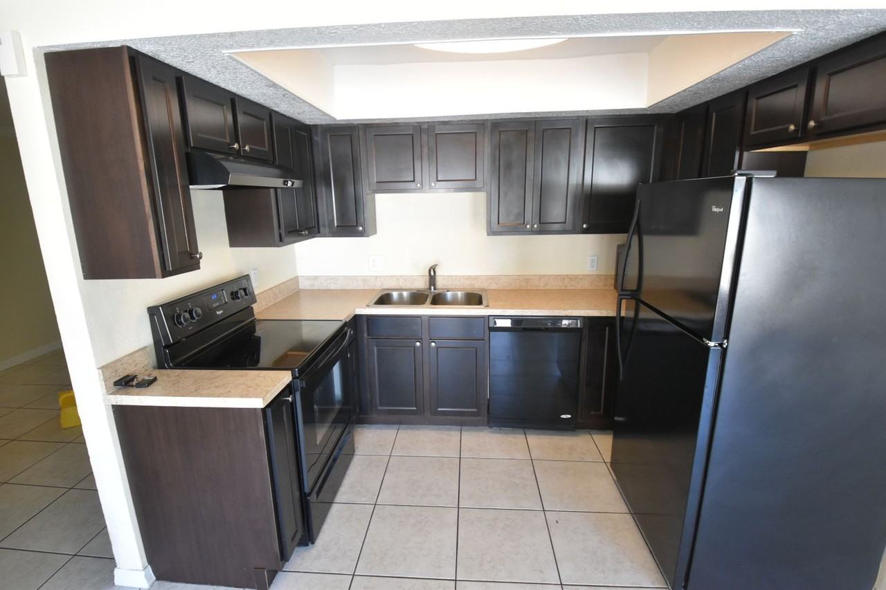 405 S Hawthorn Cir - Photo 3 of 7