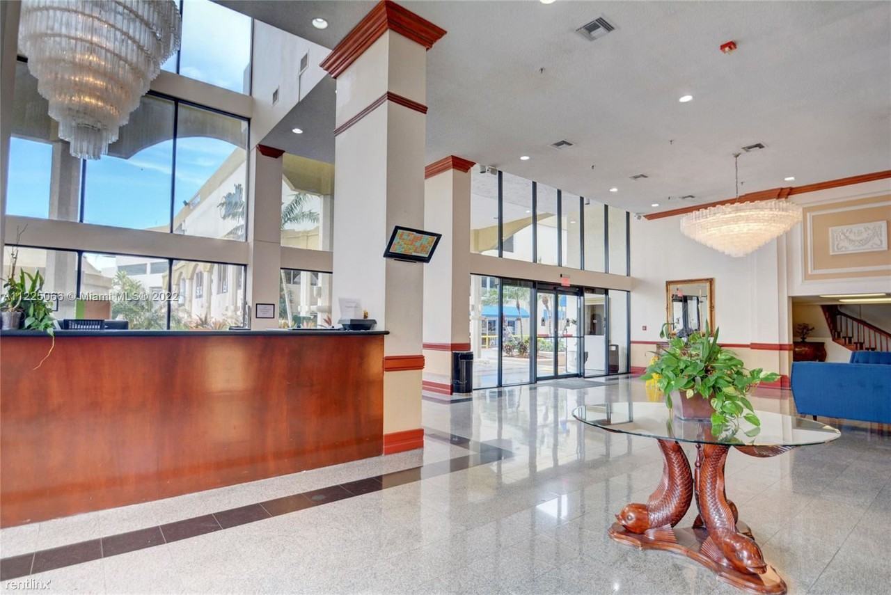 7601 E Treasure Dr - Photo 3 of 19