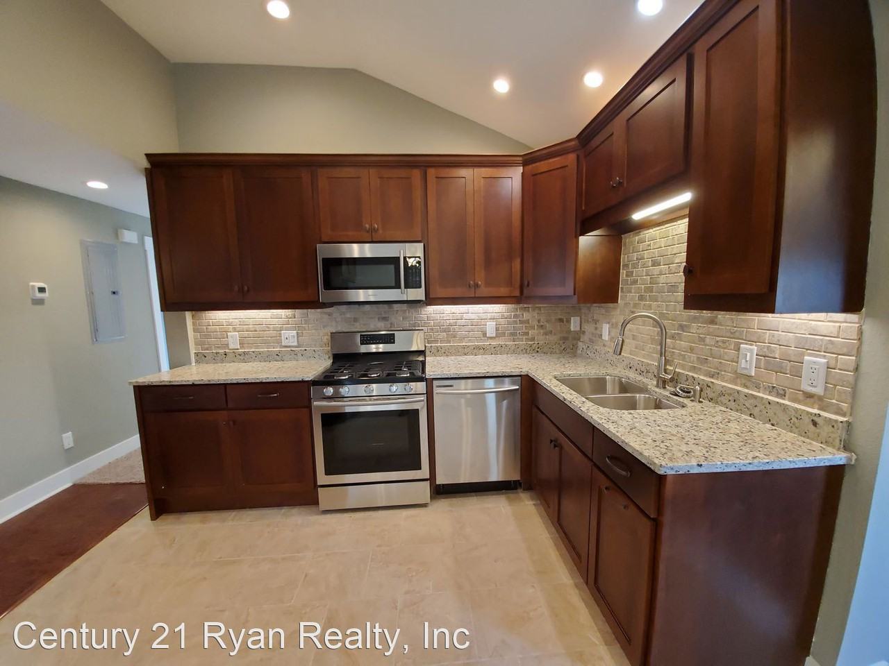 205 N Macarthur Ave - Photo 2 of 22