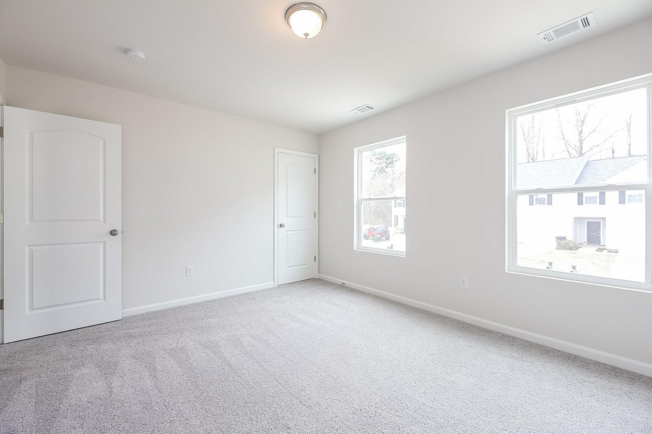 132 Evonshire Boulevard - Photo 5 of 15