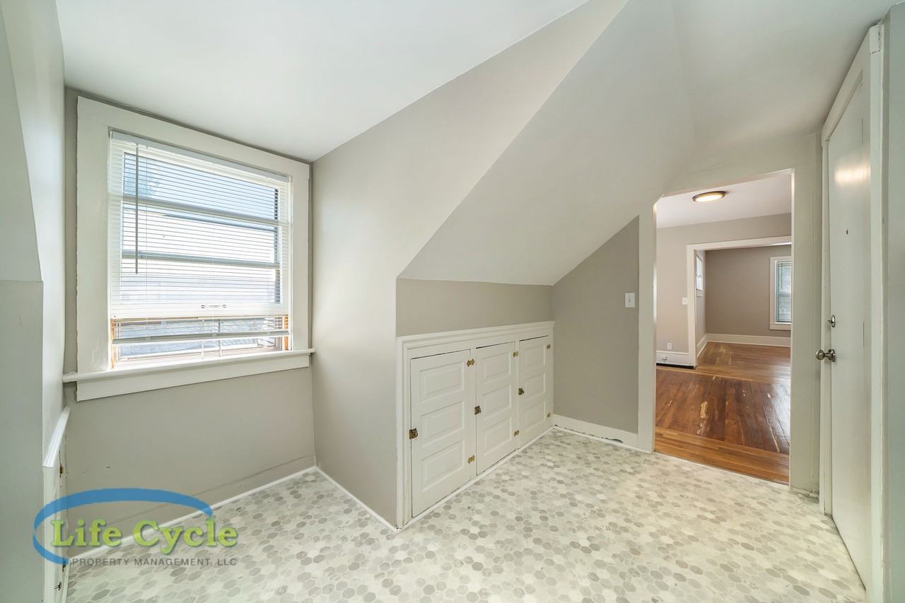 921 Fairmount St Se #2 - Photo 6 of 9