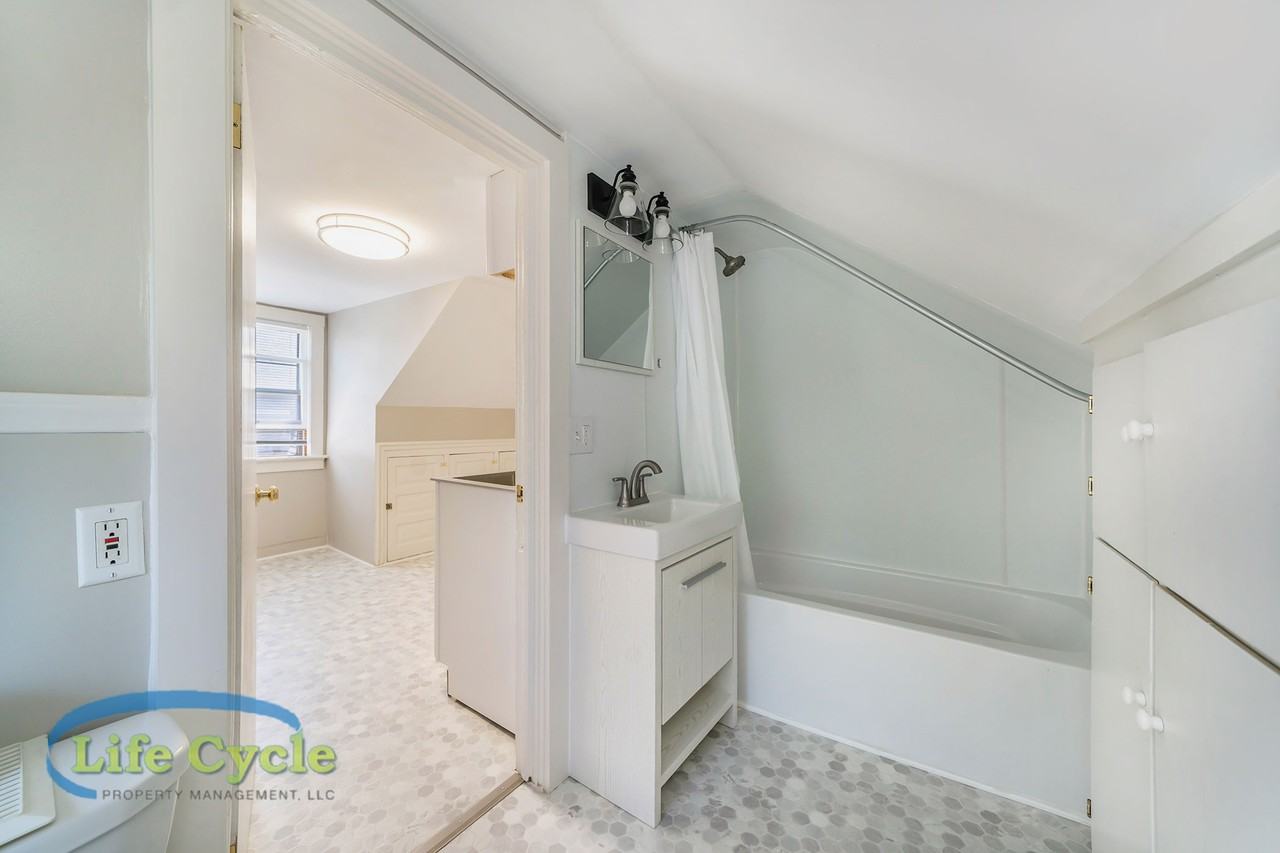 921 Fairmount St Se #2 - Photo 7 of 9