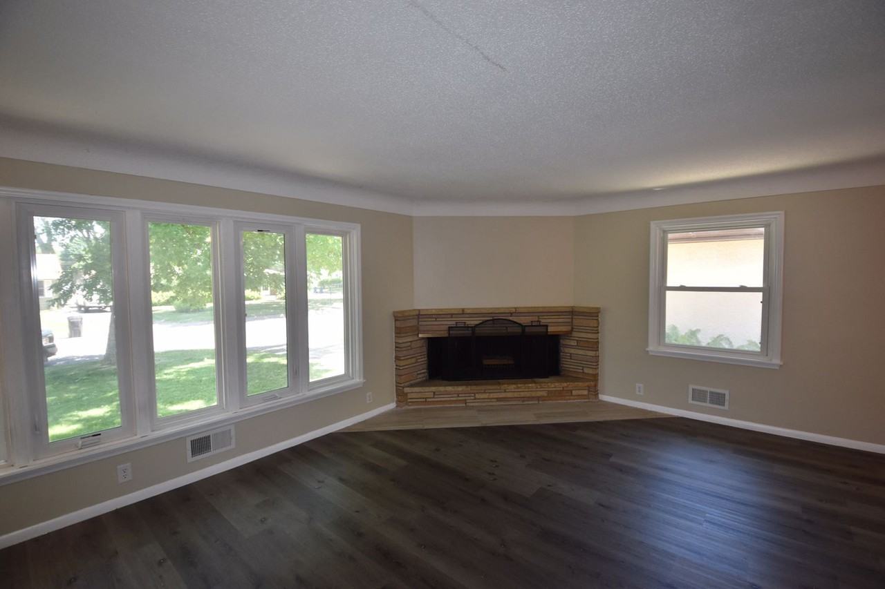 7338 Oakland Ave - Photo 3 of 26