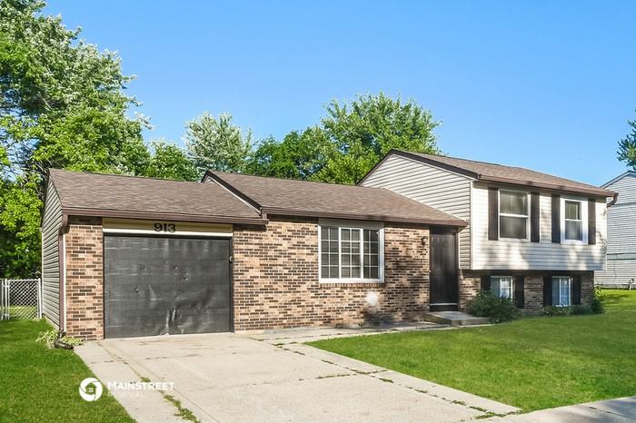 913 Woodlark Dr - Photo 2 of 16