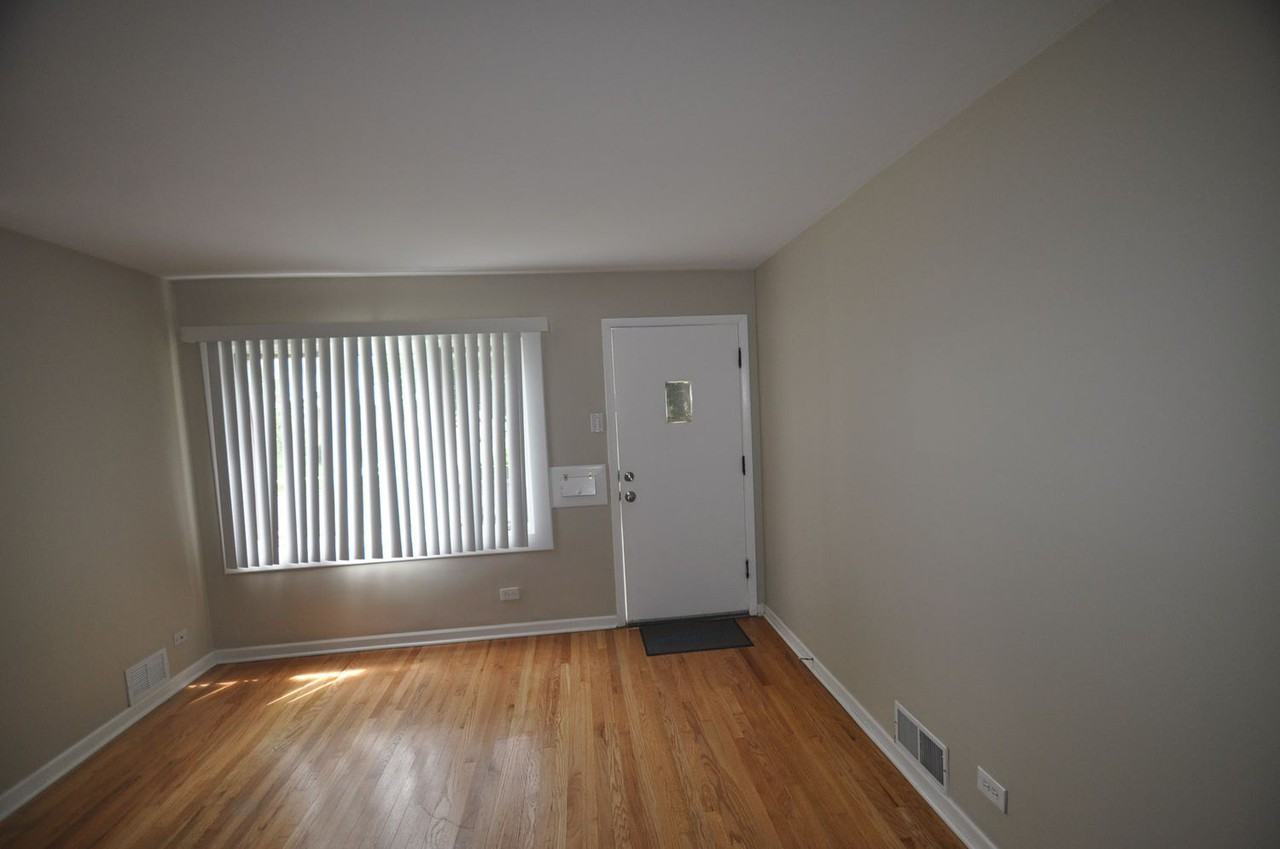 5612 S Neenah Ave - Photo 2 of 9