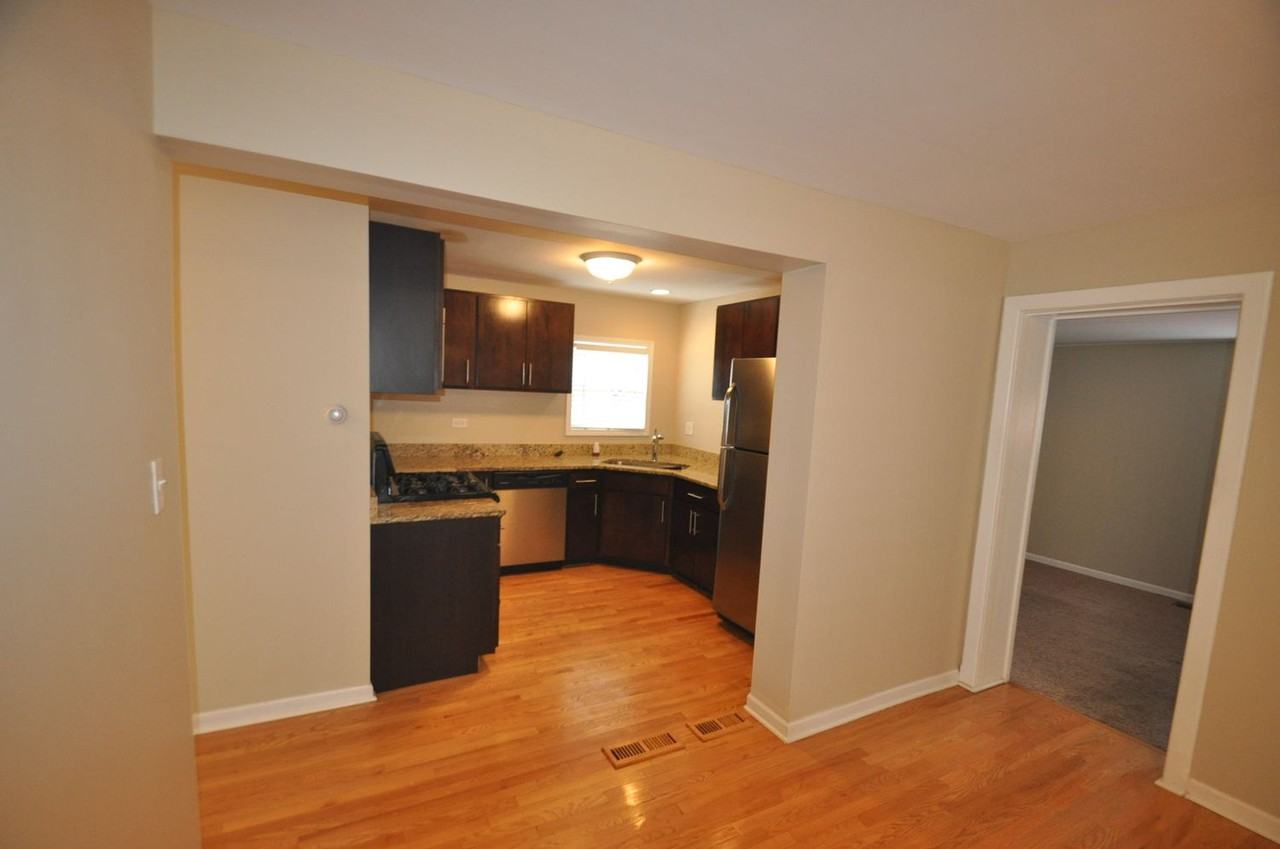 5612 S Neenah Ave - Photo 3 of 9
