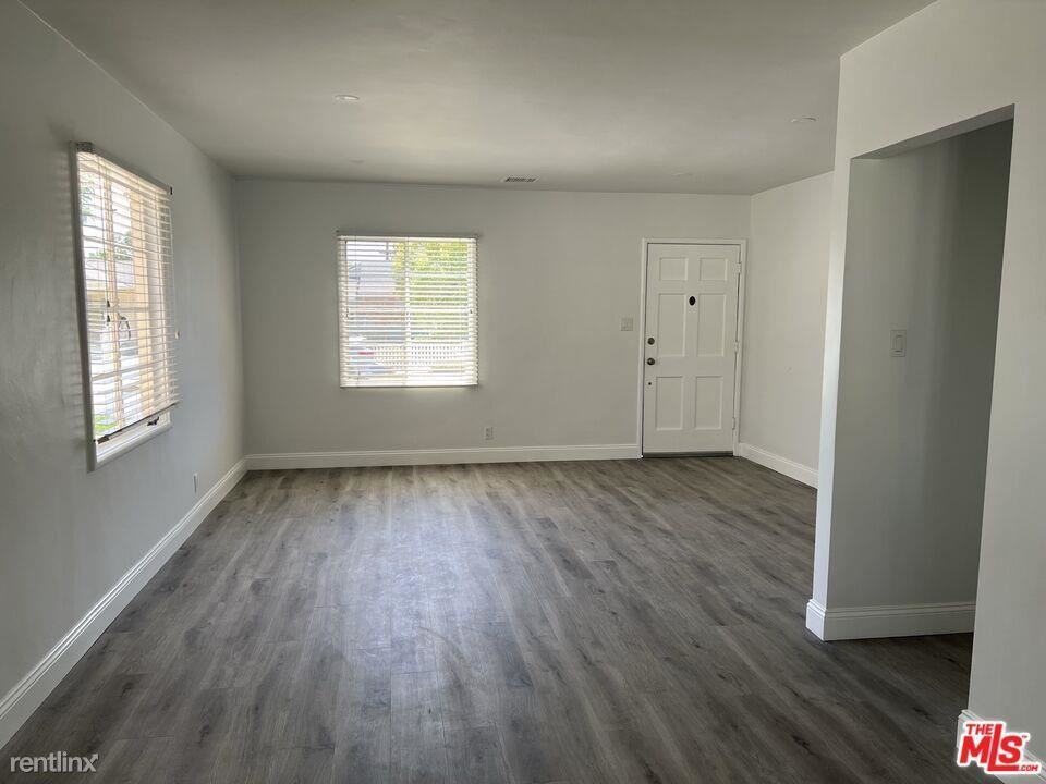 5835 Shoshone Ave - Photo 2 of 10