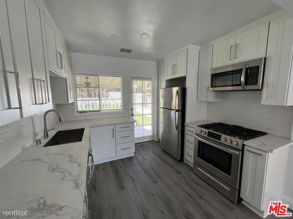 5835 Shoshone Ave - Photo 3 of 10