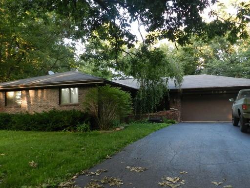 1369 Castlehill Dr - Photo 3 of 5