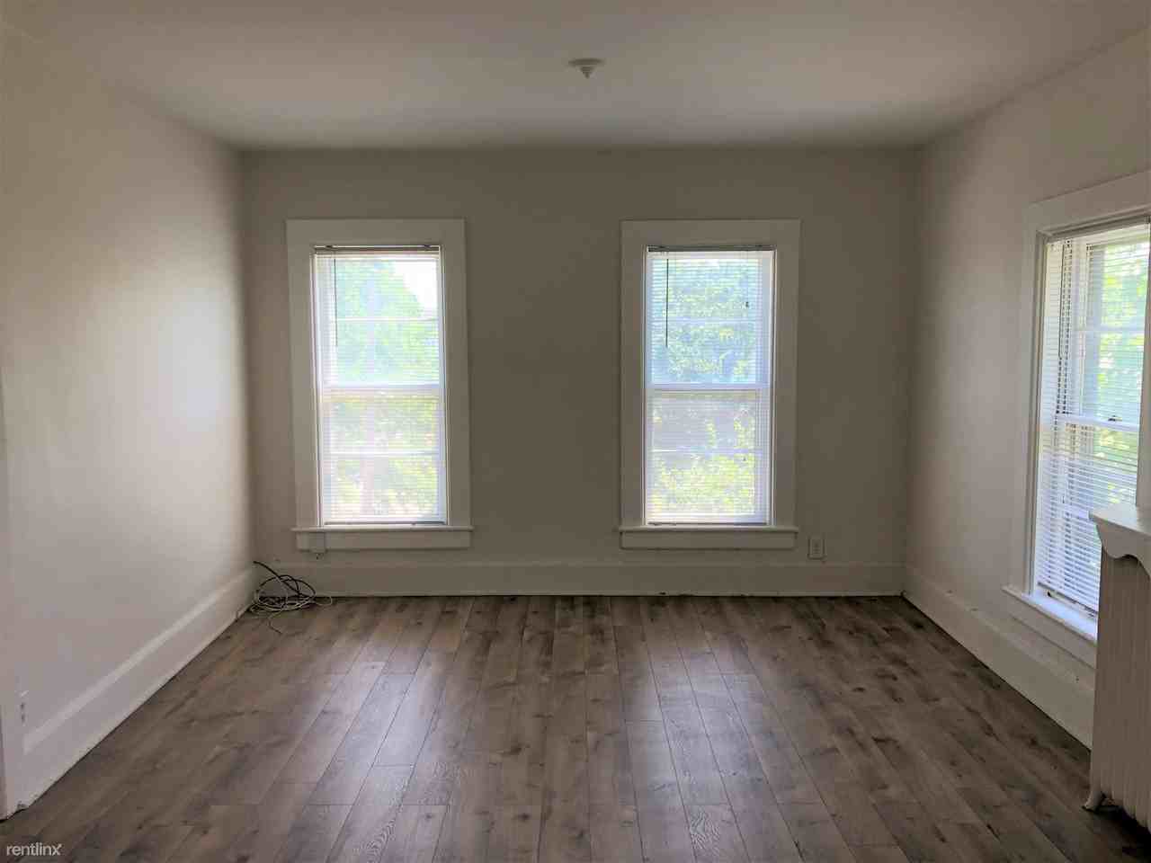 404 Mountain St - Photo 2 of 14