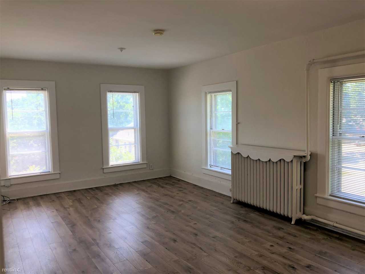 404 Mountain St - Photo 3 of 14