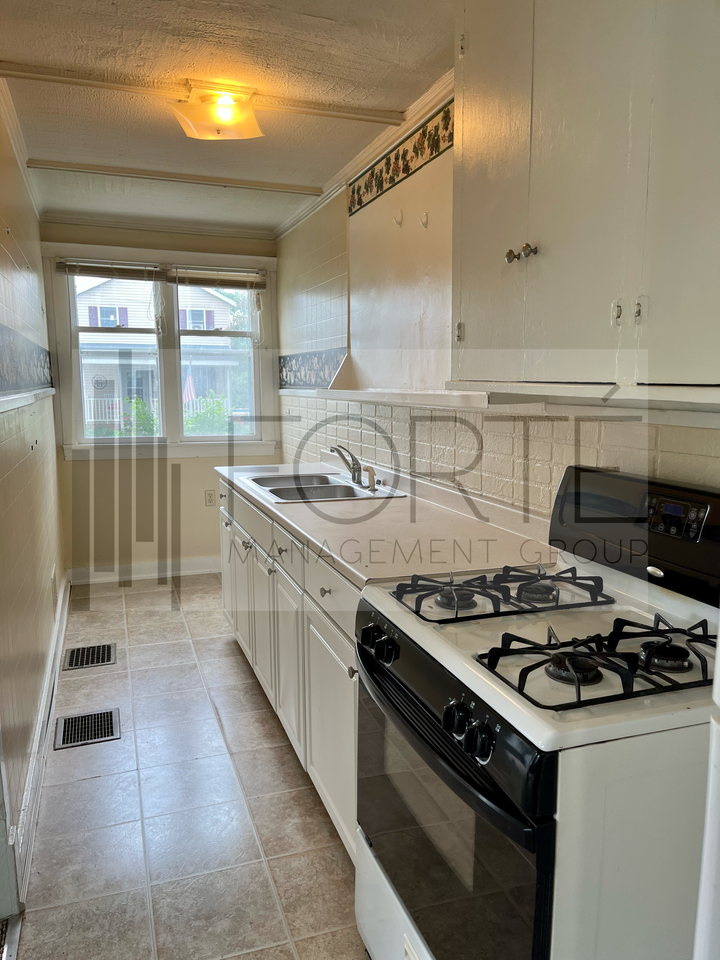 733 Alexandria St - Photo 2 of 6